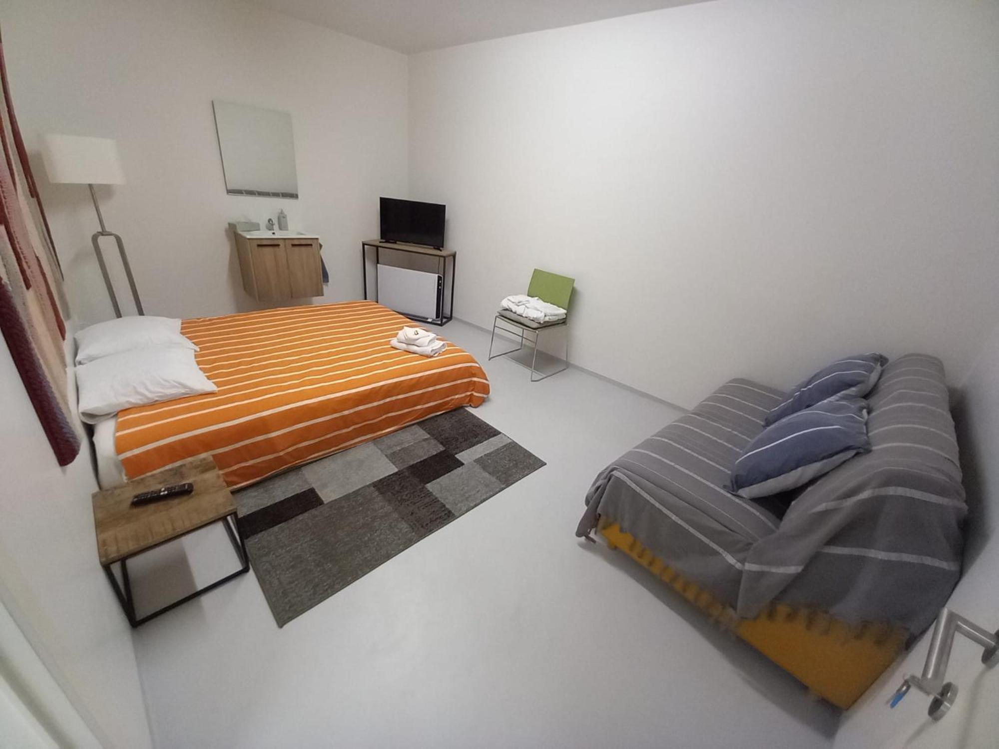 Chez Jean-Claude Chambre 4 Personnes Wavre Luaran gambar